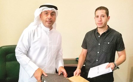 م.علي الموسى خلال نقل أغراضه من المكتب﻿