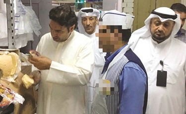تفتيش ظاهري على المواد الغذائية في أحد المحلات﻿