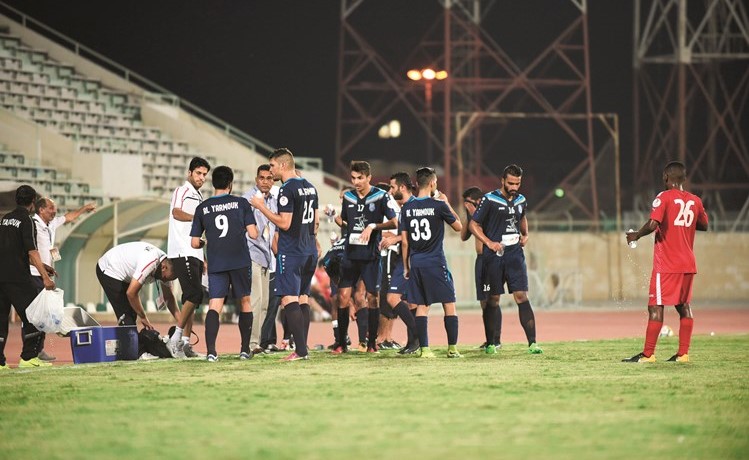  لاعبو اليرموك يستمعون لتوجيهات الجهاز الفني خلال الراحة 	(أحمد علي)﻿