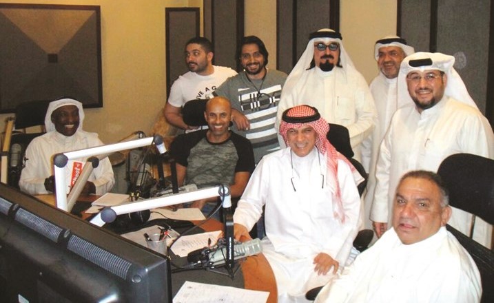 مقدم البرنامج جابر نصار مع طاقم العمل والضيوف ﻿