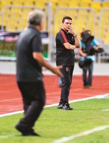 مدربا الأهلي والترجي البدري والبنزرتي خلال المباراة ﻿