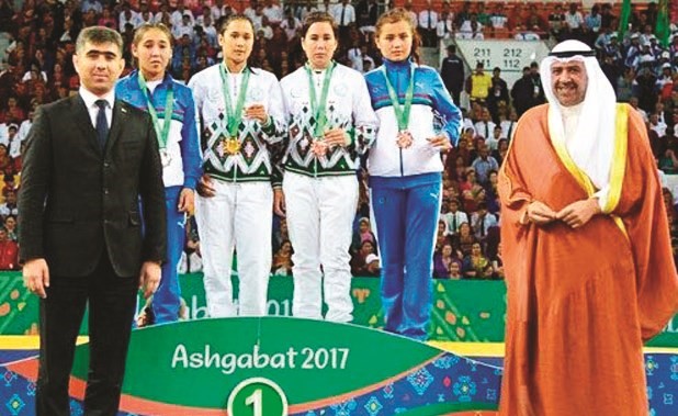 الفهد بعد تسليمه أول ميدالية ذهبية في الدورة﻿