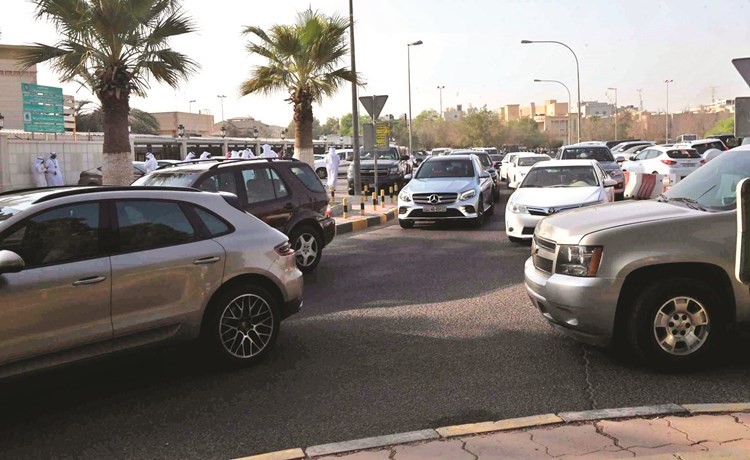 الزحام الشديد سمة اول يوم دوام لطلبة الجامعة ﻿