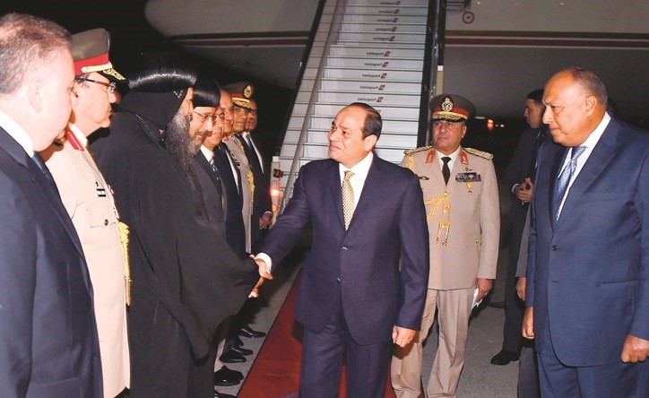 الرئيس عبدالفتاح السيسي يصافح مستقبليه عقب الوصول الى نيويورك ﻿
