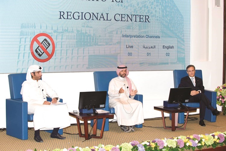 الشيخ فواز المشعل الجراح متحدثا خلال افتتاح أسبوع الناتو بحضور فواز العثمان ونيكولا دي سانتيس	(أحمد علي)﻿