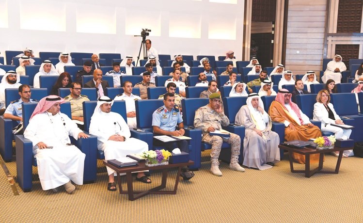الشيخ ثامر العلي ود.عبدالعزيز الفايز وعدد من الحضور يتابعون افتتاح فعاليات أسبوع الناتو في الكويت﻿
