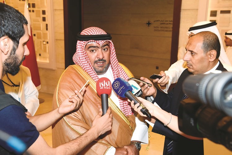 الشيخ ثامر العلي متحدثا إلى الصحافيين﻿