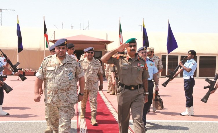 الفريق الركن محمد الخضر قبيل مغادرته البلاد ﻿