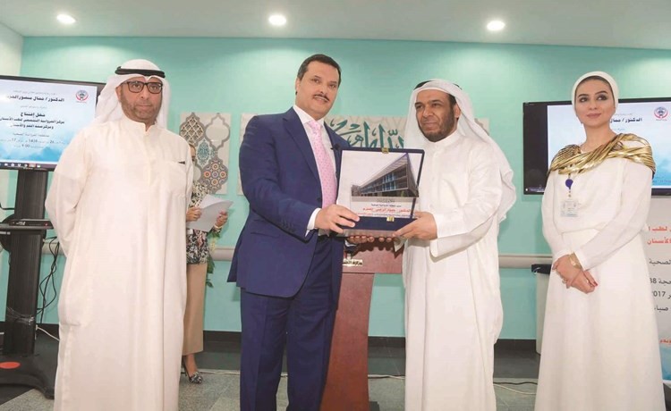 مدير منطقة الفروانية الصحية يهدي وزير الصحة درعا تذكارية بحضور د. يوسف الدويري ود. سهيلة جعفر ﻿