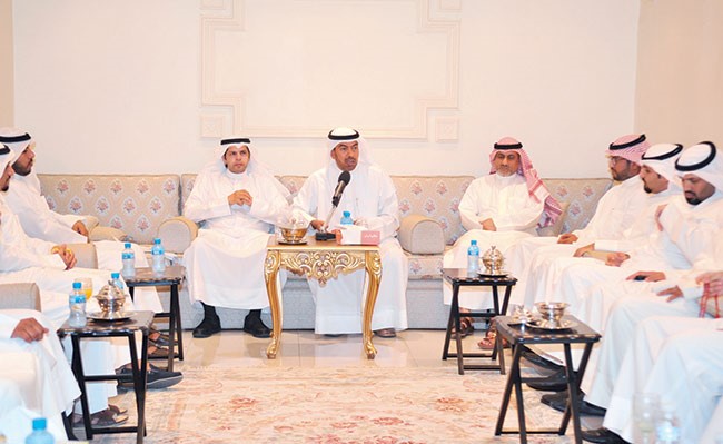  علي الدقباسي متحدثا خلال الندوة (زين علام)