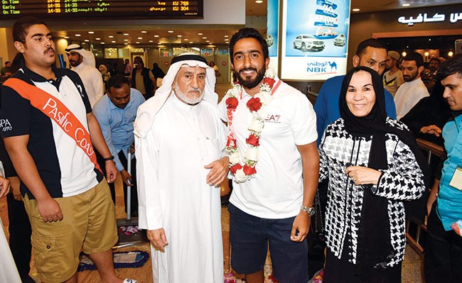  عبدالله الشطي مع أهله
