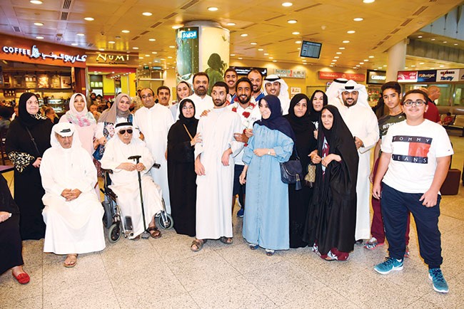  أهالي وأصحاب عبدالله الشطي في استقباله 