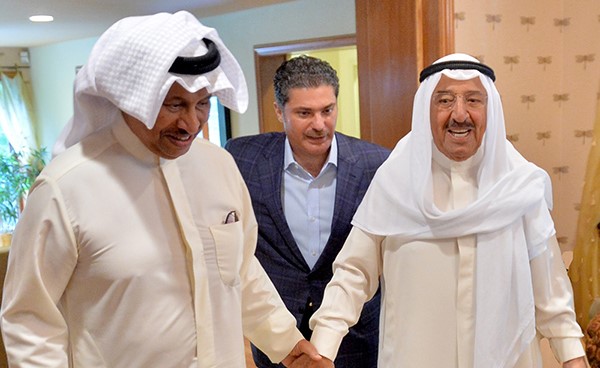 صاحب السمو الأمير الشيخ صباح الأحمد خلال استقبال سمو الشيخ جابر المبارك ويبدو الشيخ خالد العبدالله