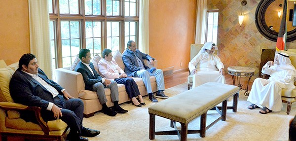 صاحب السمو الأمير الشيخ صباح الأحمد خلال استقبال سمو رئيس مجلس الوزراء الشيخ جابر المبارك والنائب الأول لرئيس مجلس الوزراء ووزير الخارجية الشيخ صباح الخالد 