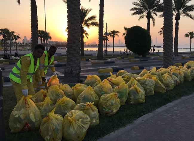 رفع 550 كيساً من الأنقاض من شواطئ المارينا إلى النادي العلمي