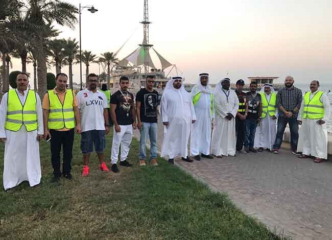 فريق الطوارئ المركزي والحملة الوطنية لحماية جون الكويت خلال المشاركة بحملة التنظيف