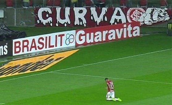 بالفيديو.. لاعب برازيلي يوفي بوعده ويقطع الملعب زاحفاً