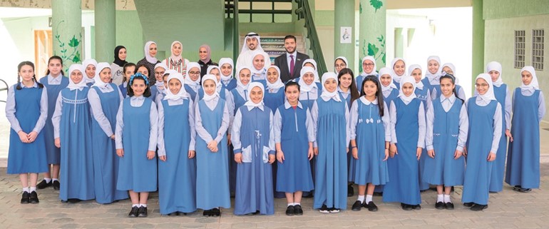 فريق البنك الدولي مع عدد من طالبات مدرسة سودة بنت مالك المتوسطة للبنات ﻿