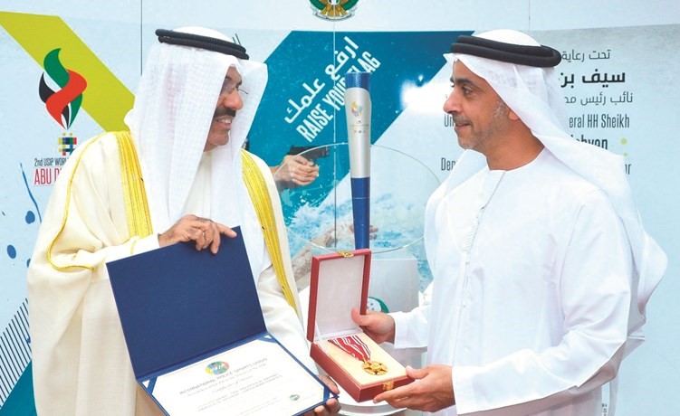 الشيخ احمد النواف يقدم وسام الاتحاد الدولي هدية للشيخ سيف بن زايد﻿