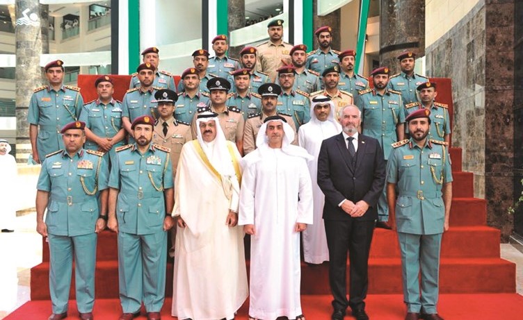 الشيخ احمد النواف والشيخ سيف بن زايد مع عدد من ضباط وزارة الداخلية الاماراتية خلال حفل ايقاد الشعلة﻿