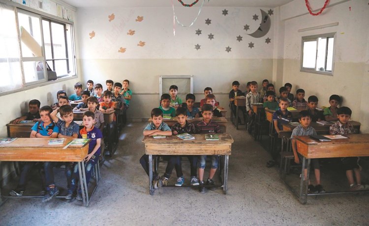 تلاميذ سوريون في احدى مدارس دوما بالغوطة الشرقية التي تسيطر عليها المعارضة	(ا.ف.پ)﻿