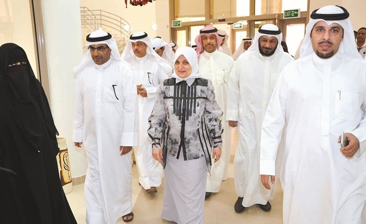 هند الصبيح وسعد الخراز وقيادات الشؤون خلال افتتاح مركز خدمة المجتمع	(عادل سلامة)﻿