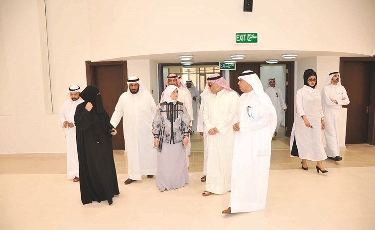 الوزيرة هند الصبيح وحسن كاظم ومسلم السبيعي خلال جولة داخل مركز تنمية صباح الاحمد﻿