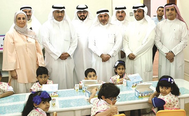 د.محمد الفارس وفهد الغيص يتابعان توزيع الوجبات على أطفال الرياض﻿