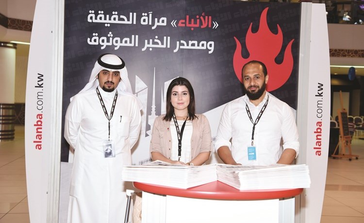 الزملاء إلن البيطار وعبدالعزيز المطيري وحمادة جودة في جناح الأنباء	(محمد هنداوي)﻿