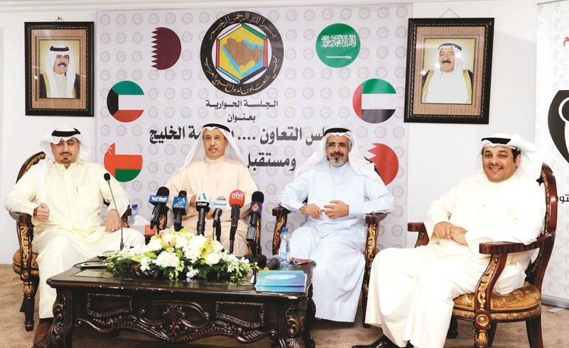 يعقوب الصانع وسامي النصف وظافر العجمي خلال الندوة﻿