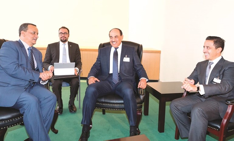 الشيخ صباح الخالد خلال لقائه المبعوث الخاص للأمين العام للأمم المتحدة إلى اليمن إسماعيل ولد الشيخ أحمد ﻿
