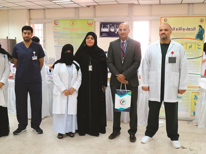 د.منى الظفيري تتوسط فريق العمل بقسم العلاج الطبيعي﻿