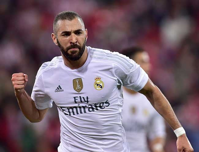 بنزيمة يجدد عقده مع ريال مدريد حتى 2021