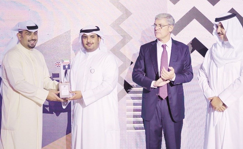العيسى متسلما درعا تكريمية من الهيفي بحضور مبارك العبدالله وبتلر﻿
