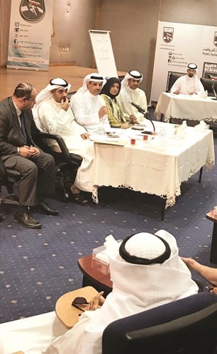 فليطح يتحدث خلال الاجتماع﻿