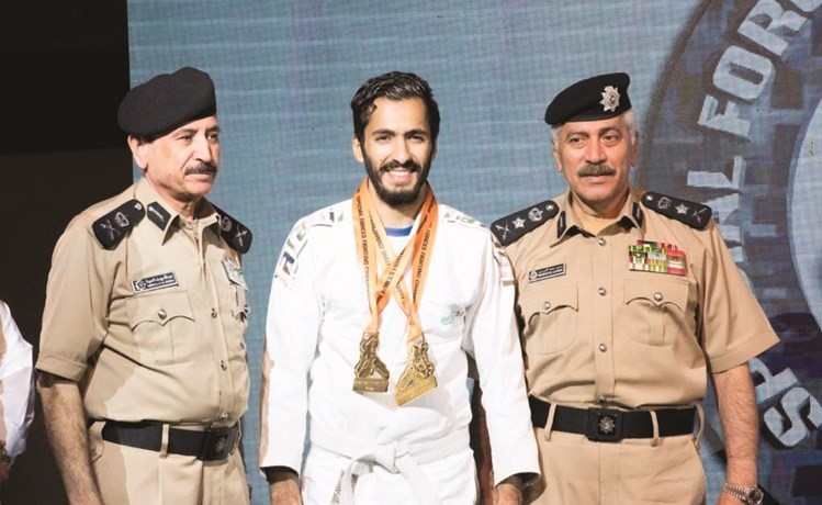الفريق محمود الدوسري يكرم احد الفائزين بحضور اللواء عبدالله المهنا﻿