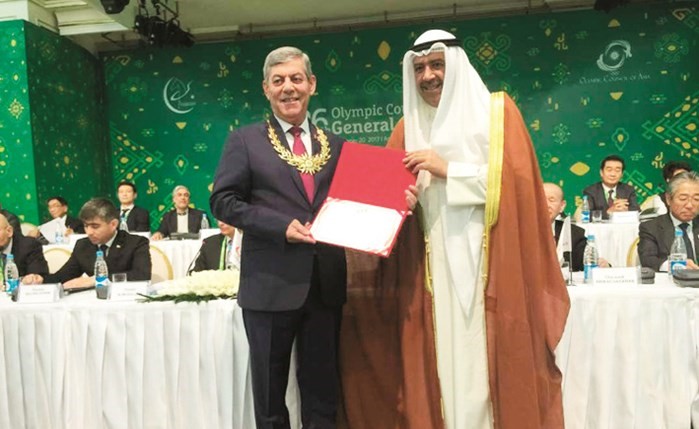 الشيخ احمد الفهد يسلم اللواء موفق جمعة الوسام﻿