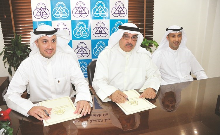 طلال اللحدان وعلي الهندال يوقعان العقد بحضور عبدالله العثمان الراشد	(عادل سلامة)﻿