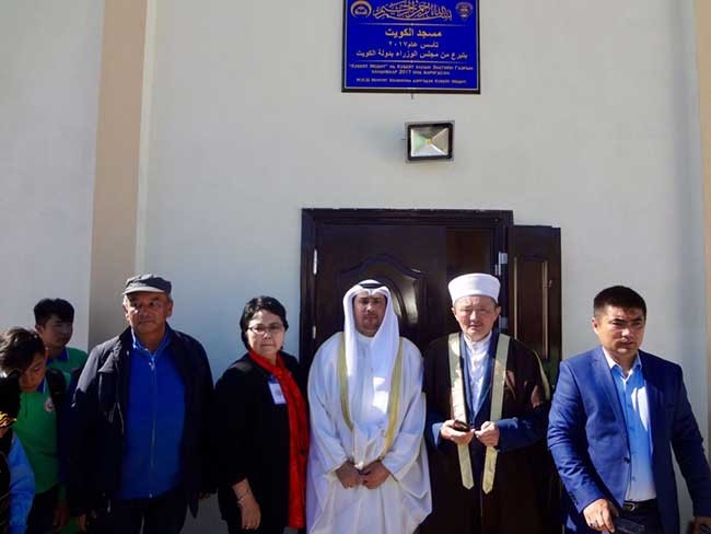سفير دولة الكويت لدى منغوليا خالد الفضلي يتوسط الحضور اثناء افتتاحه مشروع "فريج الكويت" الاسكاني