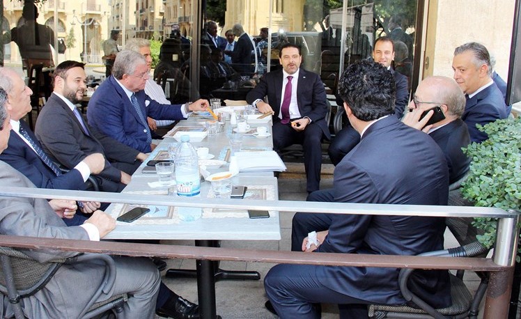 رئيس الحكومة سعد الحريري وعدد من نواب كتلته في استراحة في مقهى النجمة مقابل مجلس النواب بعد الجلسة العامةأمس(محمود الطويل) ﻿
