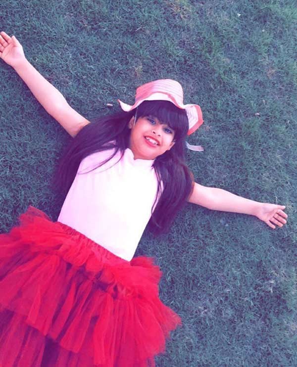 بالفيديو.. ماذا فعل والد الطفلة السعودية بعد فصلها من المدرسة بسبب “شهرتها”‎؟