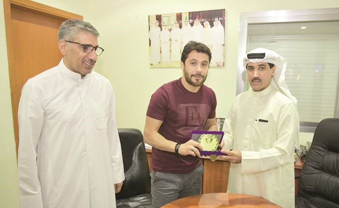 خليل يقدم درعا تذكارية لأحمد حسن بحضور د.أحمد عبدالحميد﻿