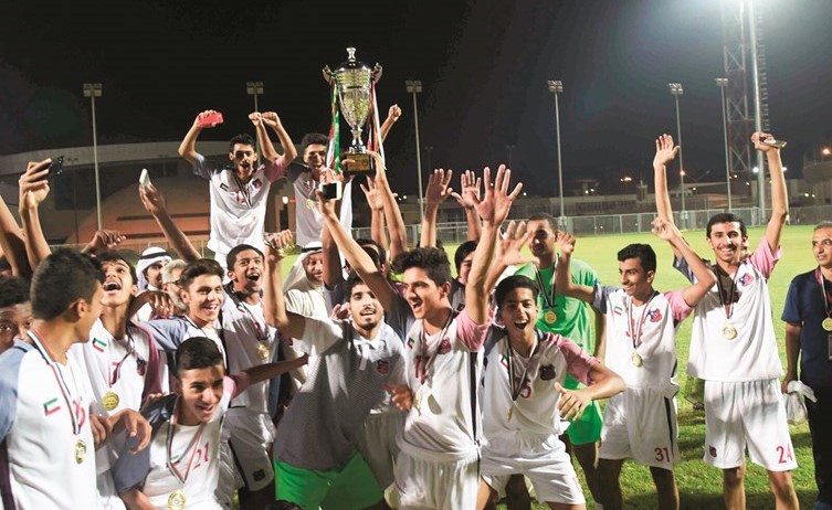 فرحة لاعبي الكويت بعد التتويج بكأس السوبر﻿