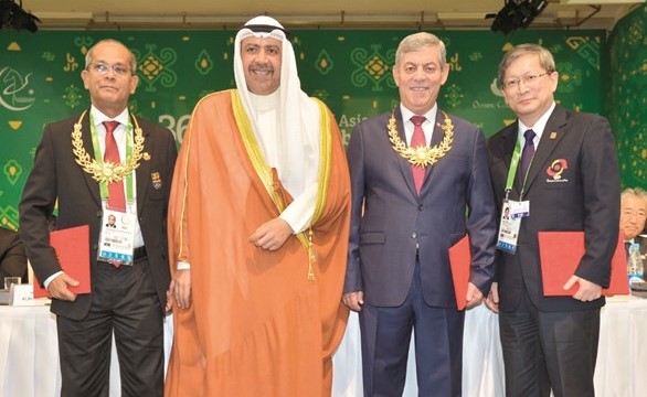 الشيخ أحمد الفهد الى جانب المكرمين الثلاثة على هامش الجمعية العمومية ﻿