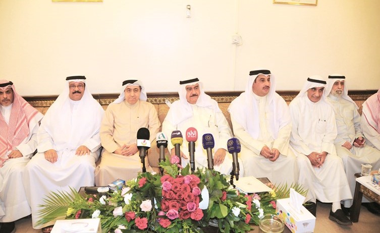 م.محمد بوشهري والفريق ثابت المهنا وعبدالعزيز المشاري مع الحضور في اللقاء	 (عادل سلامة) ﻿