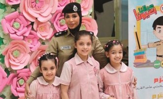 ﻿ملازم أول سارة فريدون ضابط إدارة الإعلام الأمني مع بنات المدرسة ﻿
