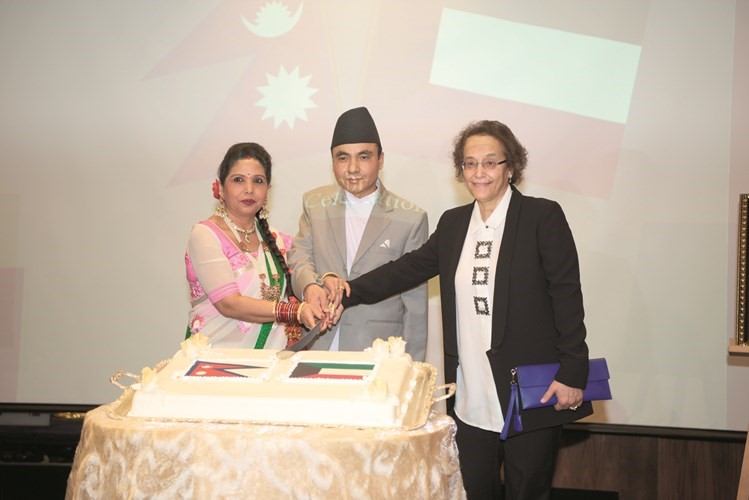 أمل الحمد تشارك سفير نيبال قطع كعكة الاحتفال﻿