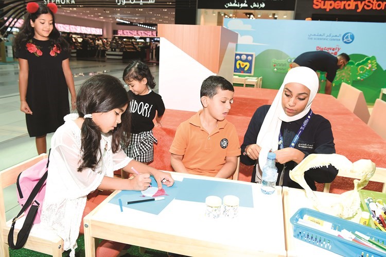 المرشدة بالمركز العلمي ابتهال عنبر تقدم فقرات تعليمية وترفيهية للأطفال من رواد الأفنيوز -(ريليش كومار)﻿