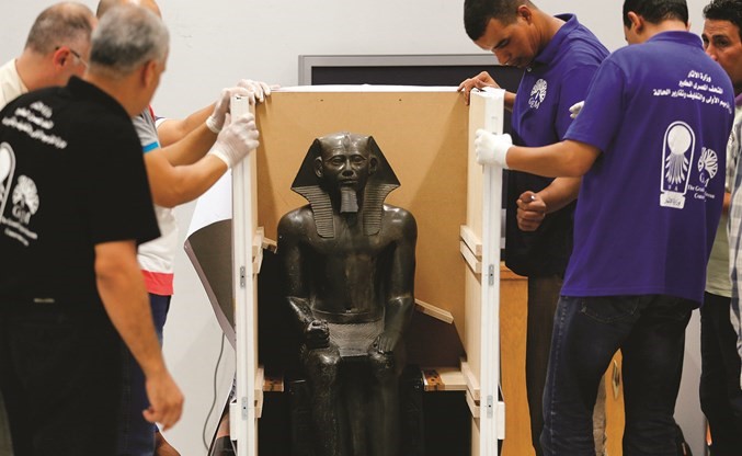 نقل قطع أثرية إلى المتحف المصري الكبير استعداداً لافتتاحه أوائل 2018