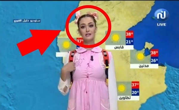 بالفيديو.. مذيعة عربية تقدم النشرة الجوية بملابس غريبة